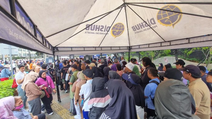 Antrean pendaftaran kartu gratis naik transum di CFD