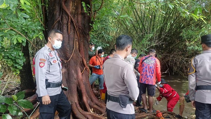 Petugas saat melakukan evakuasi mayat di aliran Sungai Winongo Kecil, Ngepet, Srigading, Sanden, Bantul.