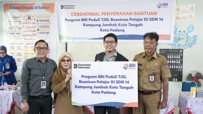 Penyerahan beasiswa untuk siswa berprestasi dan kurang mampu di Padang (Foto: Dok. BRI Region 3 Padang)