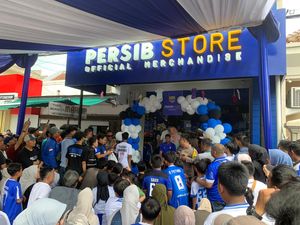 Gelombang Antusias Bobotoh Sambut Persib Store di Tasikmalaya