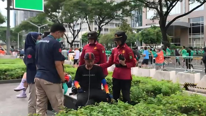 Momen Personel PMJ Bantu Pesepeda Alami Sesak Saat Car Free Day Jakarta (dok istimewa)