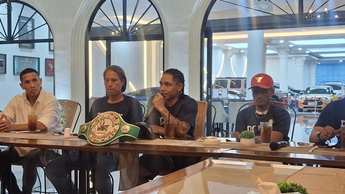 Petinju muda Indonesia, Forlan ‘The Problem’ Rivaldo, dalam konferensi pers di Denpasar, Sabtu (15/11/2025). (Fabiola Dianira/detikBali)