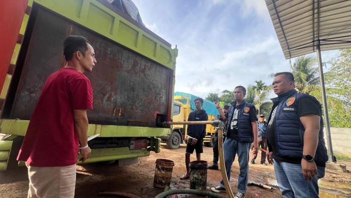 Polisi saat menggerebek gudang BBM ilegal di Bangka