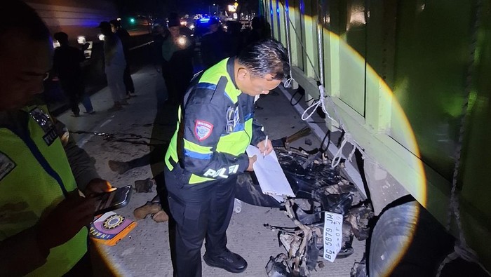 Polisi saat olah TKP kecelakaan di Palembang, 2 orang dilaporkan tewas.