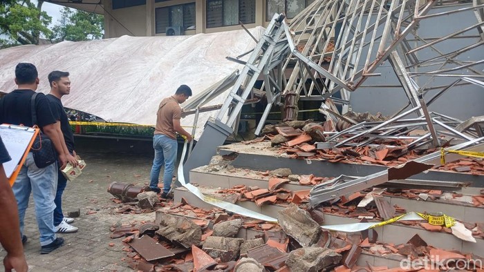 Polisi sedang memeriksa lokasi gazebo ambruk yang melukai 17 mahasiswa Unsil, Minggu (16/11/2025).