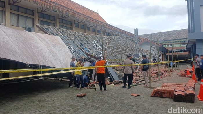 Polisi sedang memeriksa lokasi gazebo ambruk yang melukai 17 mahasiswa Unsil, Minggu (16/11/2025).