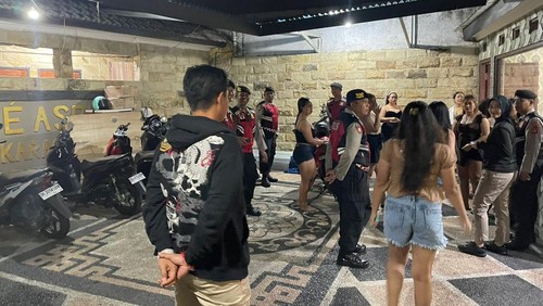 Polres Buleleng melakukan sidak ke sejumlah kafe di Buleleng, Sabtu (15/11/2025) malam. (Dok. Polres Buleleng)