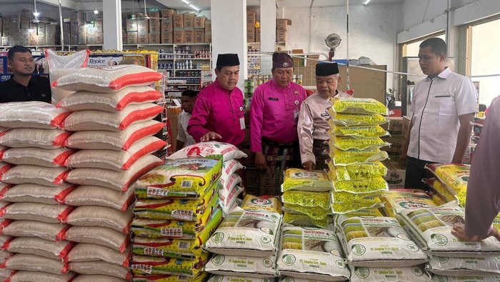 Polres Rohul mengecek stok dan harga beras di gudang dan toko.