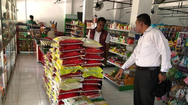 Polres Rohul mengecek stok dan harga beras di gudang dan toko. Polres Rohul mengecek stok dan harga beras di gudang dan toko.