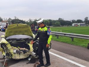 Porsche Pecah Ban Oleng Lalu Tabrak Guardrail di Tol Paspro
