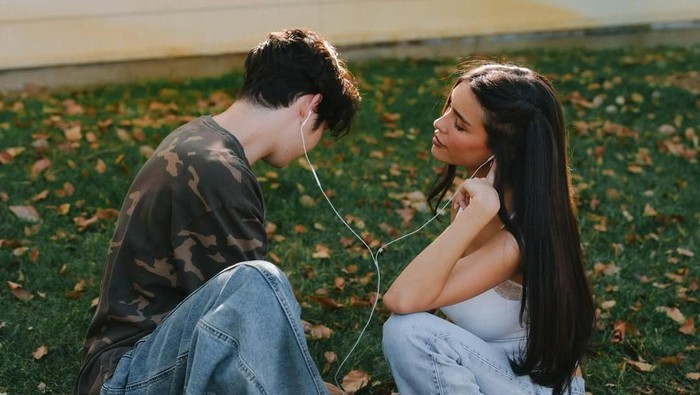 Potret Madison Beer dan Sean Kaufman di Music Video Bittersweet. (dok. Instagram @madisonbeerhq).
