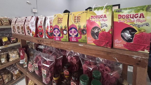 Produk olahan buah naga di toko oleh-oleh UMKM Center Q di Pesanggaran, Kabupaten Banyuwangi, Sabtu, (8/11/2025) (CNBC Indonesia/Mentari Puspadini)