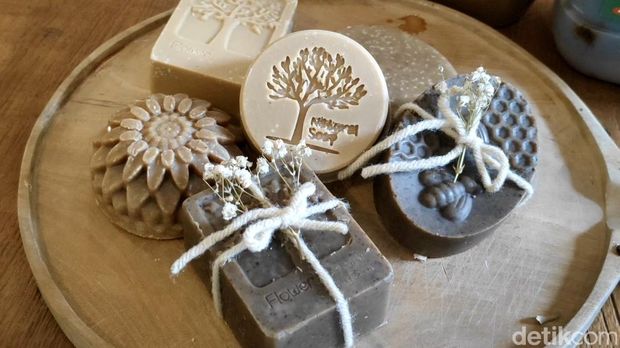 Produk sabun alami berbahan eco-enzyme. Produk sabun alami berbahan eco-enzyme.