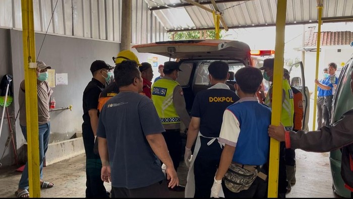 Proses identifikasi korban longsor di Desa Cibeunying, Kecamatan Majenang, Cilacap, oleh tim DIV Polda Jateng.