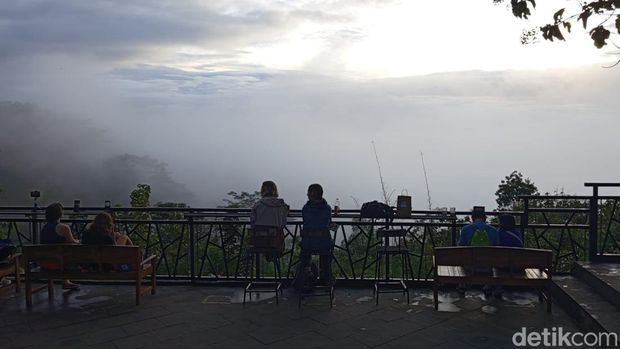 Punthuk Setumbu Wisatawan menikmati sunrise di Punthuk Setumbu, Desa Karangrejo, Kecamatan Borobudur, Kabupaten Magelang, Jumat (14/11/2025).