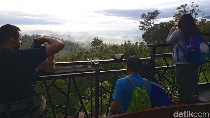 Wisatawan menikmati sunrise di Punthuk Setumbu, Desa Karangrejo, Kecamatan Borobudur, Kabupaten Magelang, Jumat (14/11/2025).