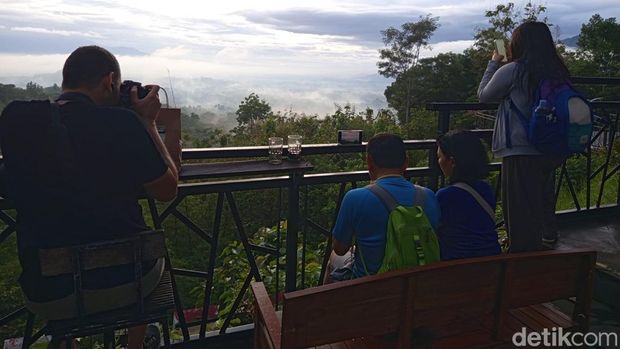 Punthuk Setumbu Wisatawan menikmati sunrise di Punthuk Setumbu, Desa Karangrejo, Kecamatan Borobudur, Kabupaten Magelang, Jumat (14/11/2025).