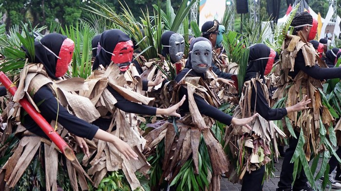 Ribuan peserta mengikuti pemecahan rekor Museum Rekor Dunia Indonesia (MURI) tari tuping saat Lamsel Fest di Lapangan Korpri, Kalianda, Lampung Selatan, Lampung, Minggu (16/11/2025). Pemecahan rekor MURI tari tuping yang melibatkan sekitar 1.500 pelajar se-Kabupaten Lampung Selatan tersebut dalam rangka HUT Kabupaten Lampung Selatan yang ke-69 sekaligus sebagai upaya untuk memperkenalkan budaya dan pariwisata di Lampung Selatan. ANTARA FOTO/ Ardiansyah