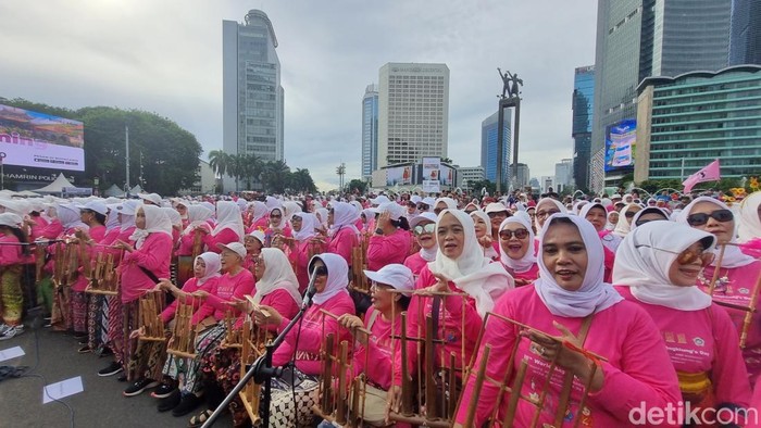 Ribuan orang lanjut usia (lansia) memperingati Hari Angklung Sedunia di car free day (CFD) Bundaran HI, Jakarta Pusat. (Taufiq/detikcom).
