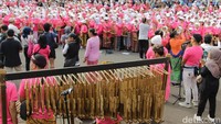 Pengunjung CFD tampak antusias mengabadikan pertunjukan kolosal ini, bahkan sebagian ikut bergoyang mengikuti irama yang ceria.