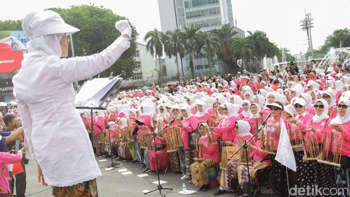 Ribuan suara angklung menggema memenuhi kawasan Bundaran HI, Jakarta, dalam momen semarak Car Free Day (CFD) pada Minggu (16/11/2025). Sebanyak 1.000 pemain angklung dan 50 penari tampil memukau di depan Monumen Selamat Datang untuk memperingati 15 Tahun Hari Angklung Dunia sekaligus merayakan Hari Kesehatan Nasional.