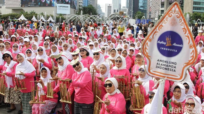 Ribuan suara angklung menggema memenuhi kawasan Bundaran HI, Jakarta, dalam momen semarak Car Free Day (CFD) pada Minggu (16/11/2025). Sebanyak 1.000 pemain angklung dan 50 penari tampil memukau di depan Monumen Selamat Datang untuk memperingati 15 Tahun Hari Angklung Dunia sekaligus merayakan Hari Kesehatan Nasional.