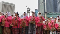 Sebanyak 1.000 pemain angklung dan 50 penari tampil memukau di depan Monumen Selamat Datang, untuk memperingati 15 Tahun Hari Angklung Dunia sekaligus merayakan Hari Kesehatan Nasional.