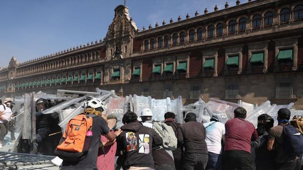 Ricuh saat protes terhadap ketidakamanan dan korupsi di Mexico City, Meksiko,Sabtu (15/11/2025). (REUTERS/Luis Cortes)