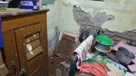 Melihat Kondisi Rumah Nenek yang Tidur Menadah Bocor di Menteng