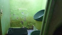 Kamar mandinya sangat sempit. Isinya terdapat sejumlah ember, papan sikat baju, dan kloset jongkok. Ruangan ini dipakai untuk cuci piring, mandi, dan buang air. Foto: Danica Adhitiawarman/detikcom