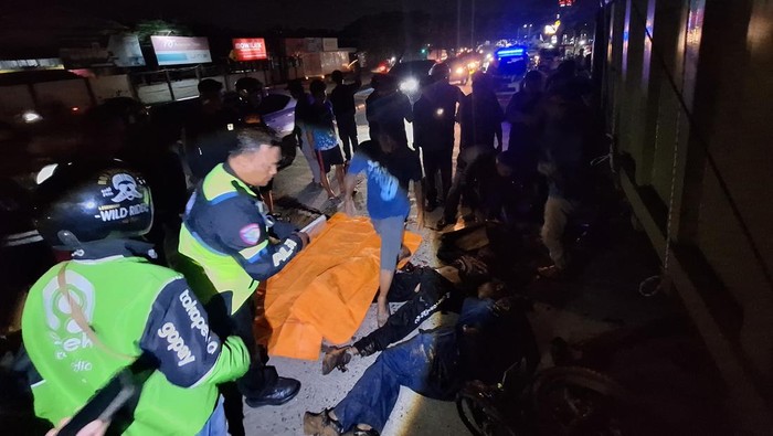 Saat anggota Satlantas Polrestabes Palembang mengevakuasi dan melakukan olah TKP di lokasi kejadian