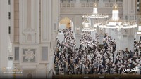 Salat istisqa digelar di Masjidil Haram, Makkah dan Masjid Nabawi, Madinah. Ratusan jemaah mengikuti ibadah sunnah Nabi SAW ini. Foto: X/AlharamainSA