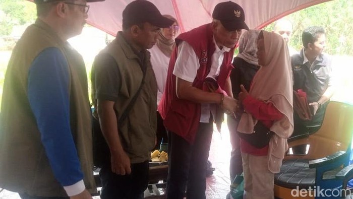 Wakil Menteri Sosial (Wamensos) Agus Jabo memberikan santunan kepada korban longsor yang meninggal dunia di posko bencana Kemensos, Minggu (16/11/2025).