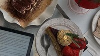 Tak hanya doyan ngopi, Shindy Huang juga mengaku sangat suka roti dan dessert. Saat mempir ke Scarlett Cake, ia memesan tiramisu dan kue keju. Foto: Instagram/@__shindyhuang