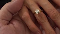 Hal tersebut dibagikan oleh Shindy Huang dan Hadi Ismanto melalui Instagramnya. Dalam unggahannya Shindy memamerkan cincin dari kekasihnya. Foto: Instagram/@__shindyhuang