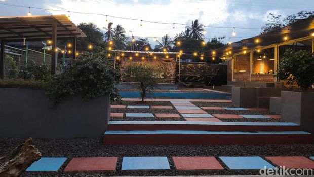 Suasana greenhouse melon premium dan pusat jajan serba ada Desa Kasturi Suasana greenhouse melon premium dan pusat jajan serba ada Desa Kasturi