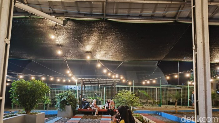 Suasana greenhouse melon premium dan pusat jajan serba ada Desa Kasturi