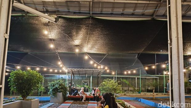 Suasana greenhouse melon premium dan pusat jajan serba ada Desa Kasturi Suasana greenhouse melon premium dan pusat jajan serba ada Desa Kasturi