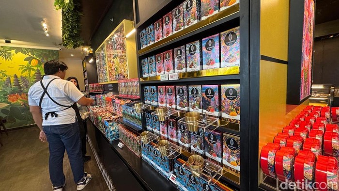 Suasana outlet Jungle gold di Sanur, Denpasar diminati pasar mancanegara, Sabtu (15/11/2025).