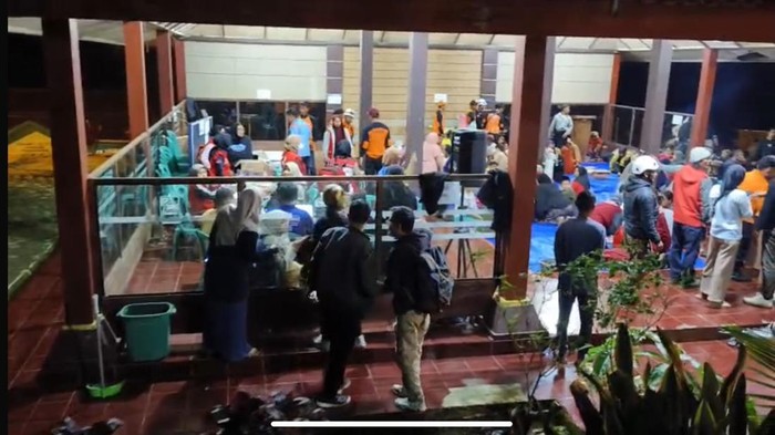 Suasana pengungsian korban longsor di Desa Pandanarum, Kecamatan Pandanarum, Kabupaten Banjarnegara, Minggu (16/11/2025).