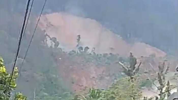 Tanah longsor di Desa Pandanarum, Kecamatan Pandanarum, Kabupaten Banjarnegara, Minggu (16/11/2025).