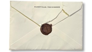 Sisi belakang sobek karena dibuka Liam buat dibaca. Bagian tengah ada segel lilin berinisial T, mengisyaratkan nama Taylor. Dikutip dari situs lelang, surat ini diberikan langsung oleh rekan terdekat Liam Payne. (Foto: dok. Omega Auctions)