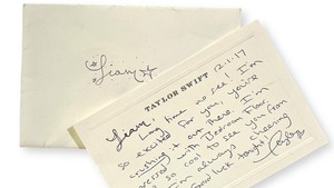 Surat Taylor Swift buat Liam Payne ini akan dilelang situs Omega Auctions, Inggris. Suratnya ditaksir laku paling murah RP 97,1 juta. Penampakan bagian depan amplop, tertulis nama Liam dengan doodle bintang buatan Taylor Swift. (Foto: dok. Omega Auctions)