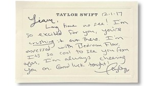 Surat tulisan tangan Taylor Swift itu tertanggal 1 Desember 2017. Diberikan pelantun Lover itu buat personel One Direction saat mereka tampil di Capital FM Jingle Bell Ball di O2 Arena, London. (Foto: dok. Omega Auctions)