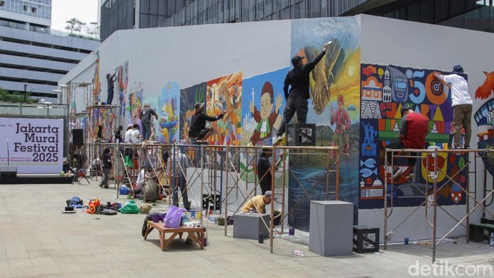 Taman Ismail Marzuki (TIM) tampak berbeda akhir pekan ini. Dinding-dinding yang biasanya sunyi mendadak berubah menjadi kanvas raksasa penuh warna. Kuas, cat semprot, dan deretan sketsa memenuhi area Cikini saat 20 seniman mural finalis berkumpul untuk meramaikan Jakarta Mural Festival 2025, Minggu (16/11).
