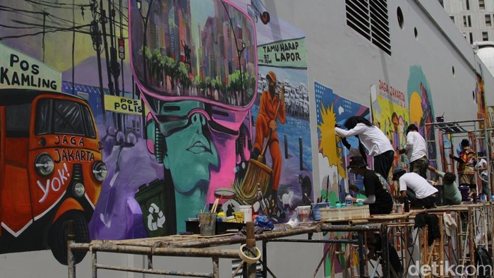 Taman Ismail Marzuki (TIM) tampak berbeda akhir pekan ini. Dinding-dinding yang biasanya sunyi mendadak berubah menjadi kanvas raksasa penuh warna. Kuas, cat semprot, dan deretan sketsa memenuhi area Cikini saat 20 seniman mural finalis berkumpul untuk meramaikan Jakarta Mural Festival 2025, Minggu (16/11).