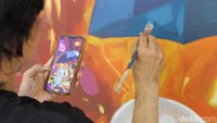 Kuas, cat semprot, dan deretan sketsa memenuhi area Cikini saat 20 seniman mural finalis berkumpul untuk meramaikan Jakarta Mural Festival 2025.