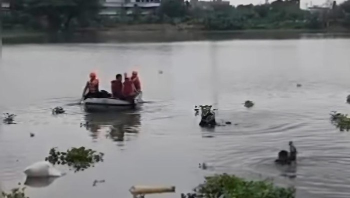 Tim SAR gabungan mengevakuasi jasad pemuda yang tenggelam di Danau Tanjung Bunga Gowa.
