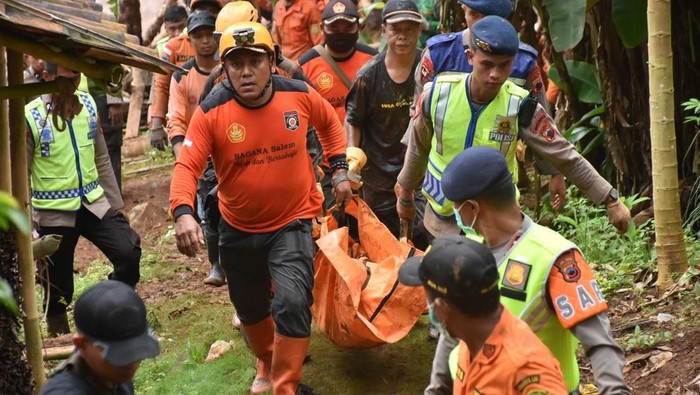 Tim SAR gabungan mengevakuasi korban longsor di Desa Cibeunying, Kecamatan Majenang, Kabupaten Cilacap, Minggu (16/11/2025).