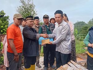Rumah Ambruk Pemuda Disabilitas di Cikembar Dibangun Ulang